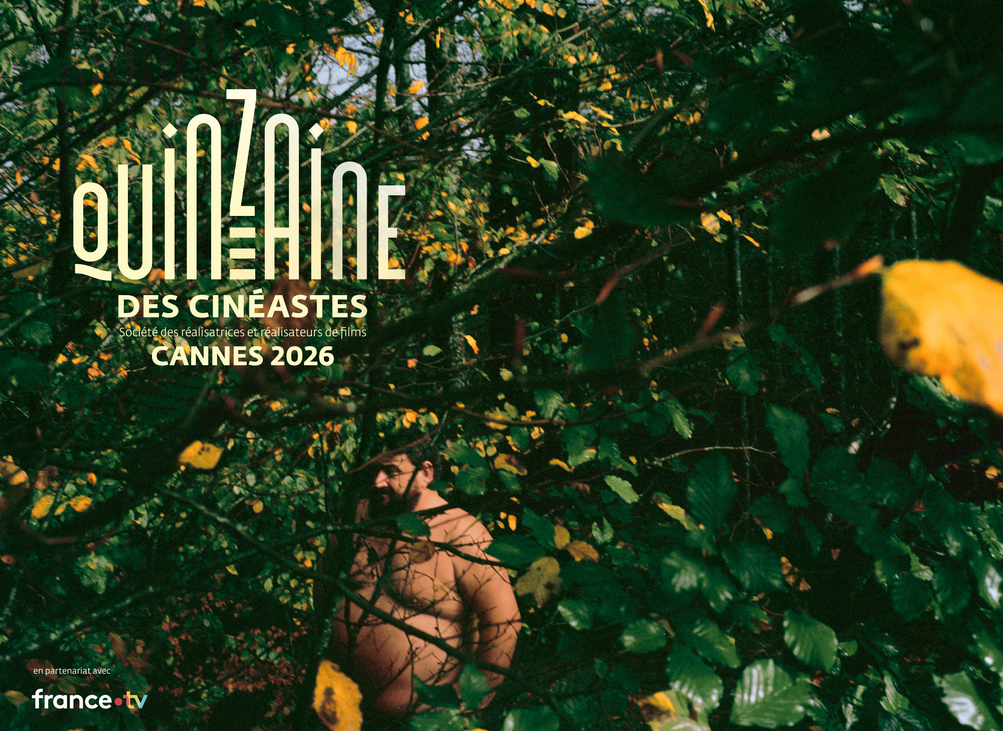 Foto/illustrasjon. En naken mann i tett bladskog. 58th Directors' Fortnight logo.