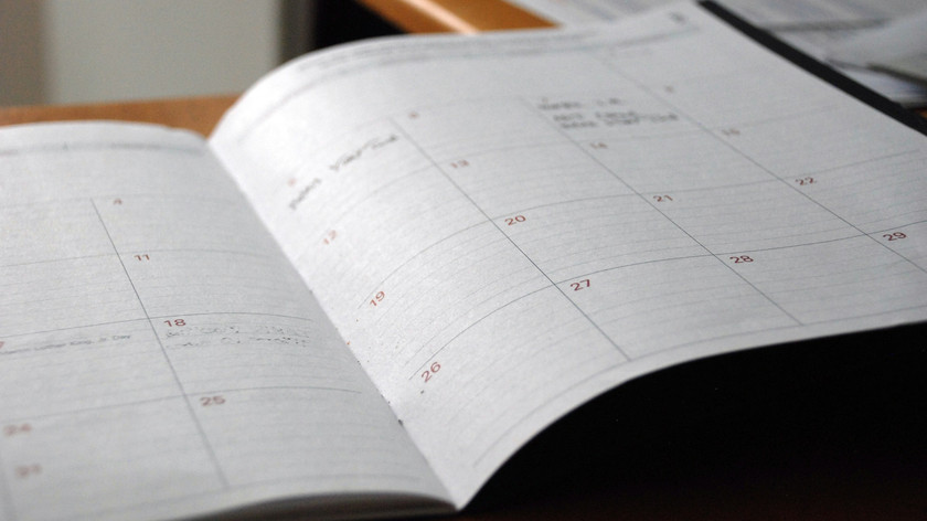 Foto: En åpen kalender på et bord.