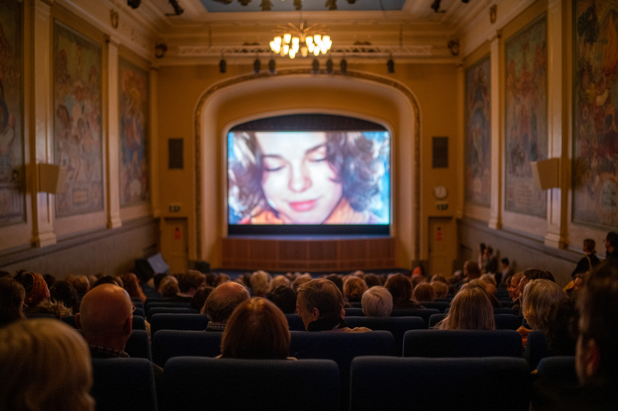 Foto: En vakker kinosal med publikum.