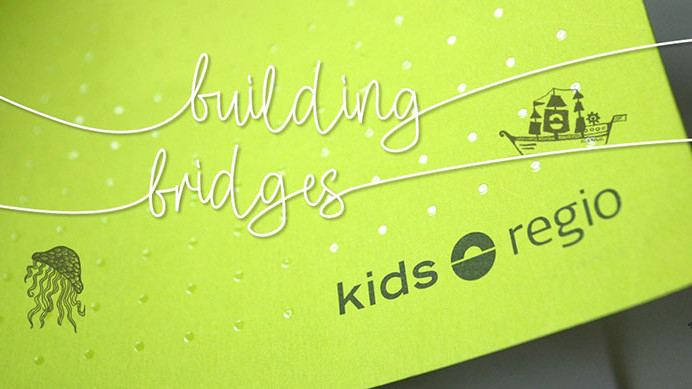 Illustrasjon. Building bridges. Kids regio-logo. Tegning av en manet, et skip og en hai.