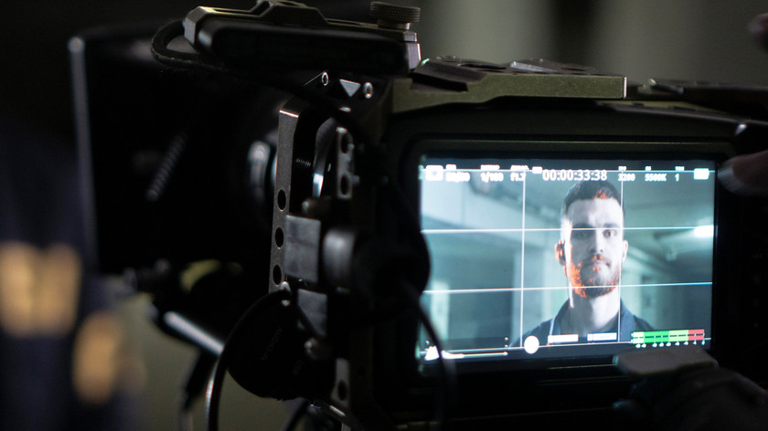 Foto. Et display på et kamera viser en mann.