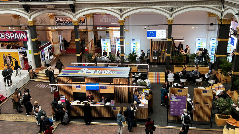 Foto. En stand med resepsjon og ulike bord sett ovenfra.