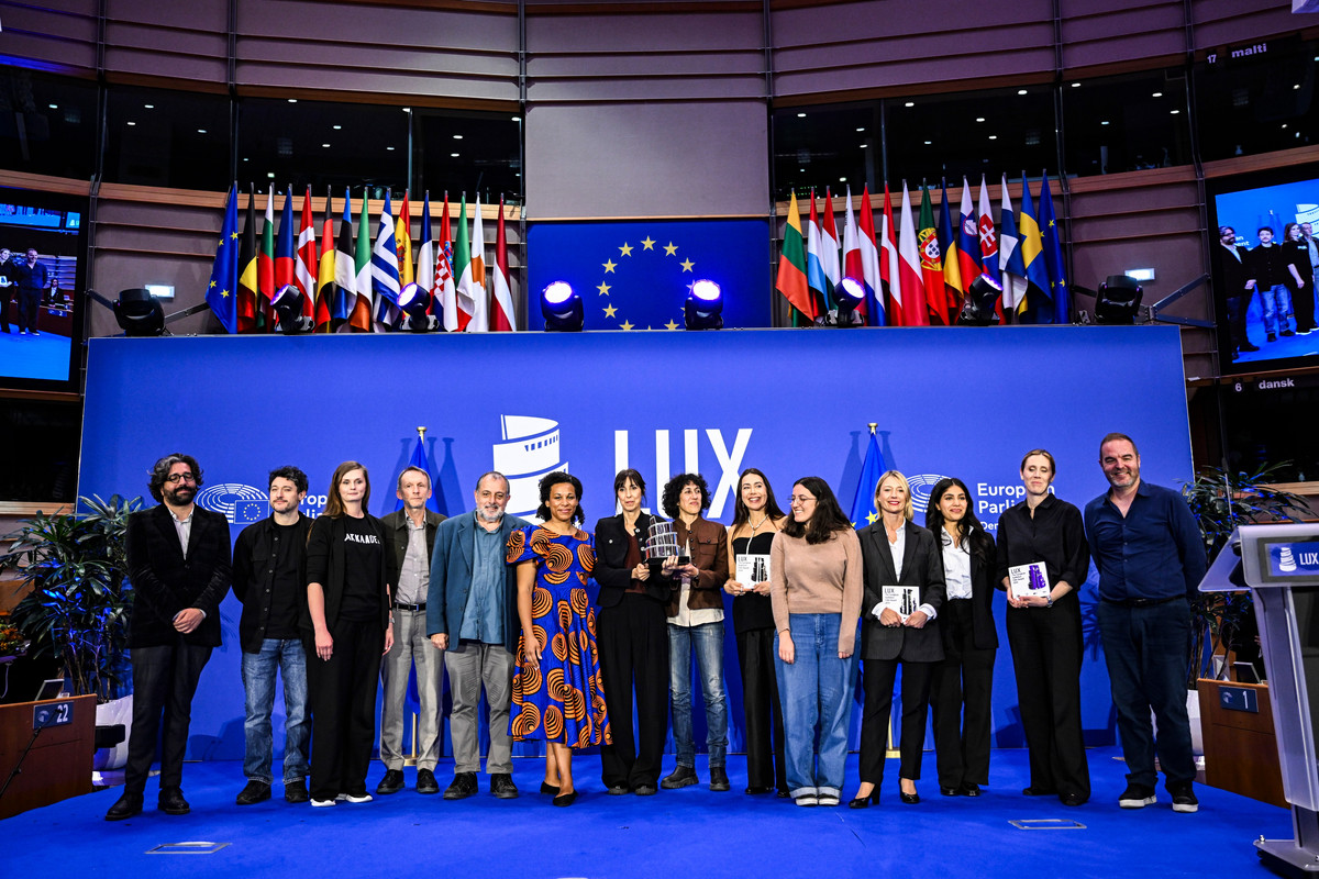 Foto. Flere personer på en rekke. Noen holder trofeer. Bak dem henger europeiske flagg.