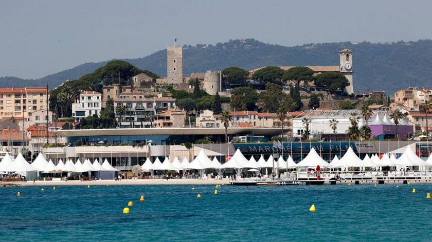 Festivalpalasset i Cannes sett fra sjøsiden. Foto.