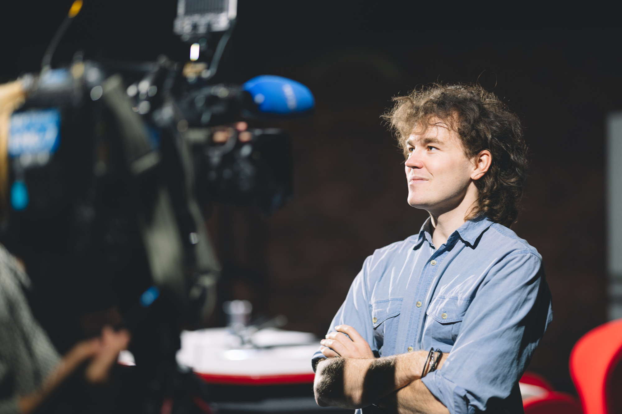 Foto: En mann intervjues av et kamerateam.