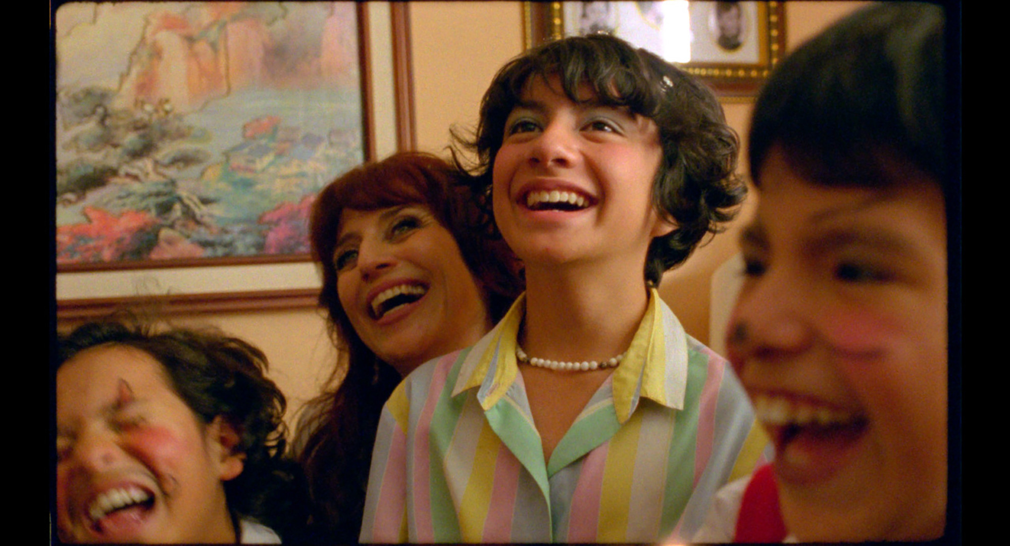 Foto. Gruppe med smilende barn og en voksen.